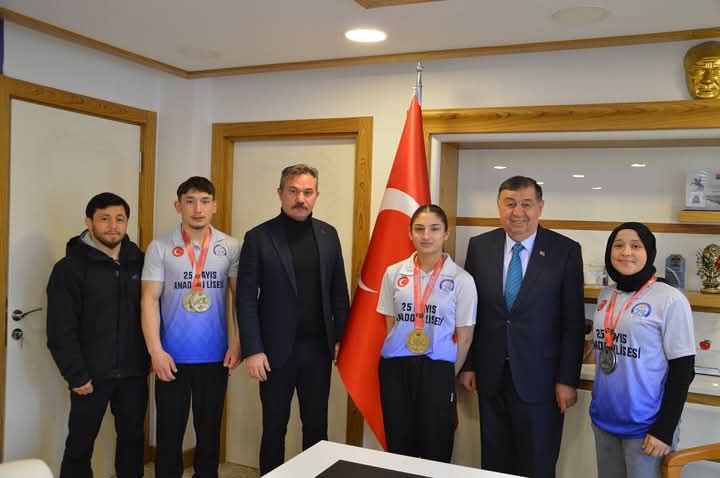 Bilek Güreşi Türkiye Şampiyonları Başkanımız Sn. Av. Murat İkiz’i Makamında Ziyaret Ettiler.