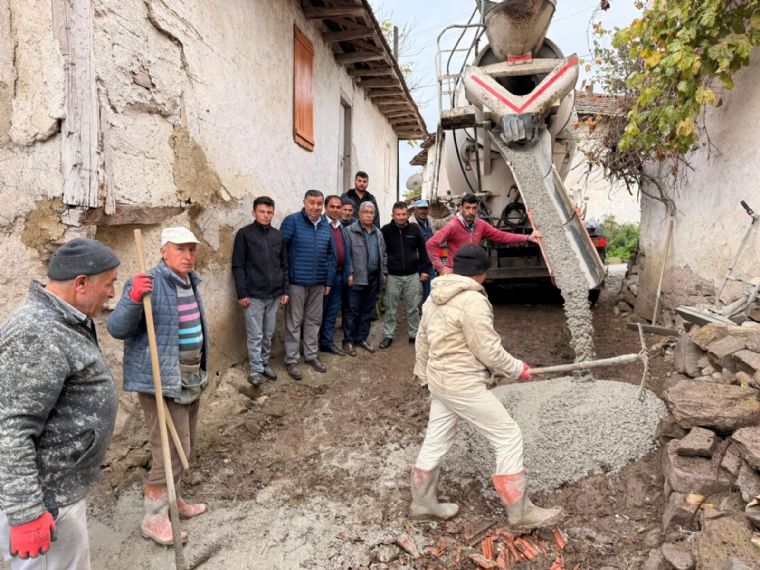 Fen İşleri Müdürlüğüne Bağlı Ekiplerimiz Tarafından Yapılan Beton Yol Yapım Çalışmalarını Yerinde İnceleyerek Değerlendirmelerde Bulunduk.