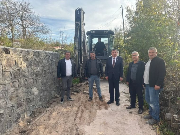 Fen İşleri Müdürlüğüne Bağlı Ekiplerimiz Tarafından Yapılan Beton Yol Yapım Çalışmalarını Yerinde İnceleyerek Değerlendirmelerde Bulunduk.
