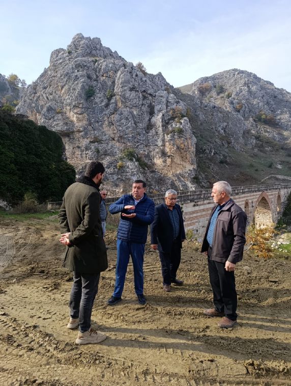 Fen İşleri Müdürlüğüne Bağlı Ekiplerimizin Kurt Köprü'deki ve Mahallelerimizdeki Yol Çalışmalarını Yerinde İnceleyerek Değerlendirmelerde Bulundu